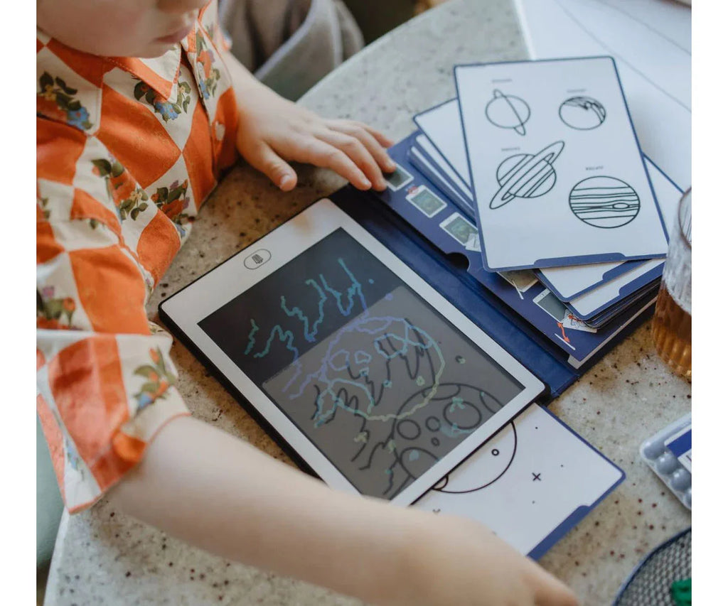 Kidydraw Mini Galaxia Kidywolf – Tablet de dibujo LCD con 30 ilustraciones transferibles de galaxia en 5 temáticas, ligera y compacta | De Cáscara de Nuez | dibujo, grafomotricidad, creatividad, imaginación, coordinación ojo-mano, motricidad, formato viaje, libro interactivo.