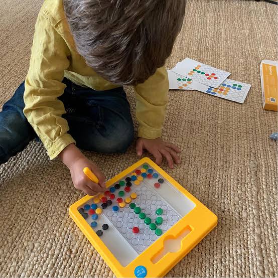 Imadots de Braintoys | De Cáscara de Nuez | atención,  control de impulsos, motricidad, tolerancia a la frustración,  estimulación cognitiva, juegos formato viaje, orientación espacial, coordinación ojo-mano.