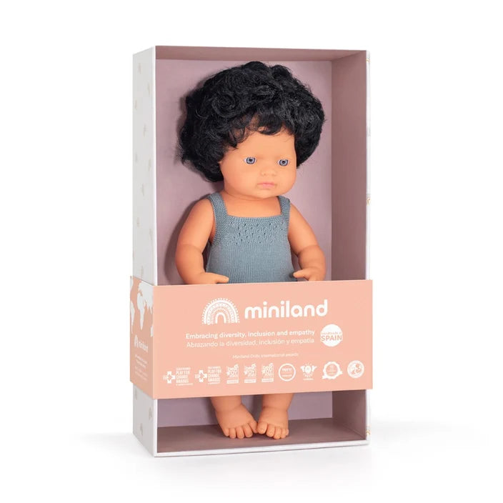 Muñeco de pelo moreno rizado 38 cm de la colección Colourful de Miniland| De Cáscara de Nuez| juguete inclusivo para fomentar la empatía y la amistad, mentar la diversidad y la igualdad desde la infancia