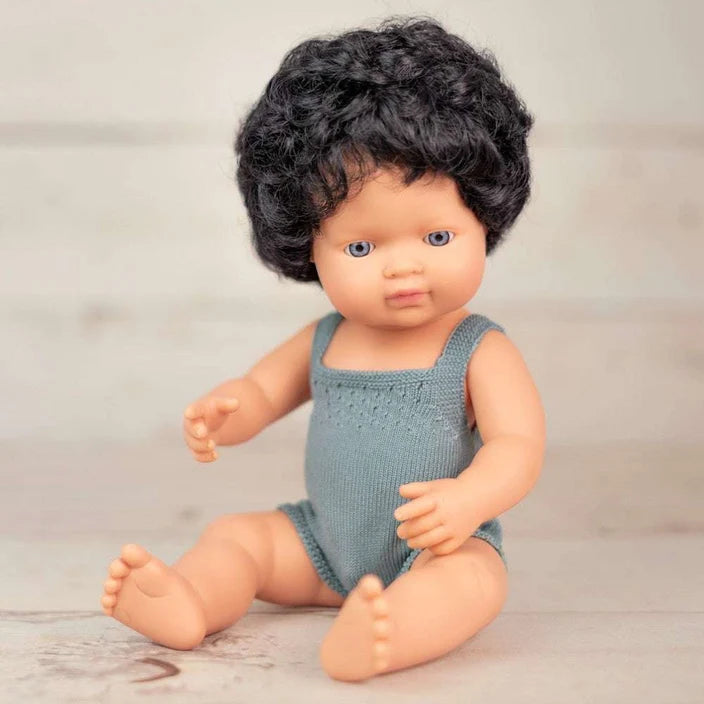 Muñeco de pelo moreno rizado 38 cm de la colección Colourful de Miniland| De Cáscara de Nuez| juguete inclusivo para fomentar la empatía y la amistad, mentar la diversidad y la igualdad desde la infancia