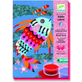 Arenas y Purpurinas Peces Arcoíris Djeco – Manualidad de arena coloreada para crear cuadros de peces | De Cáscara de Nuez | manualidades, arena coloreada, purpurinas, creatividad, motricidad fina, Djeco