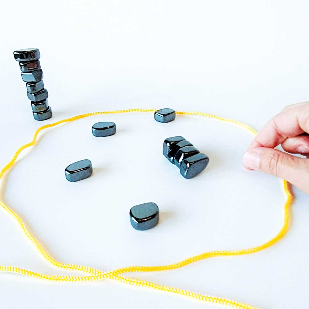 Stognet Plus – Juego de estrategia con piedras magnéticas en versión plus con piezas 4 veces más grandes, para colocar sin que se atraigan y ganar antes que tus rivales | De Cáscara de Nuez | estrategia, magnético, táctica, concentración, familiar, party game, formato viaje, toleración a la frustración, habilidades sociales.